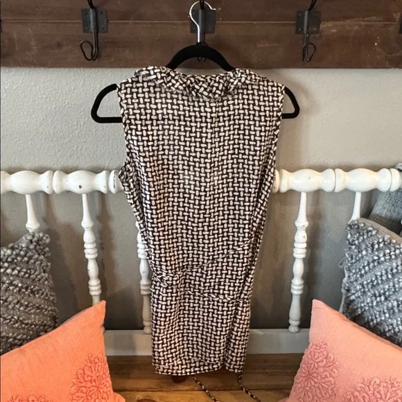 Banana Republic Brown & Cream Printed Sleeveless Top - Picture 2 of 4